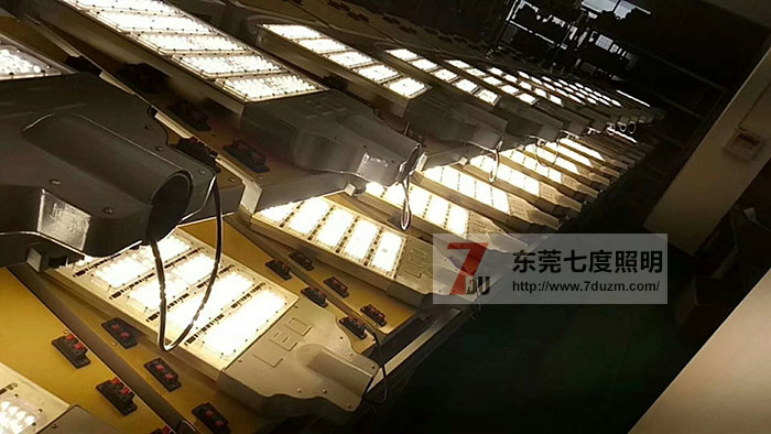 東莞哔咔漫画IOS版安装照明模組式大功率led路燈頭批量老化